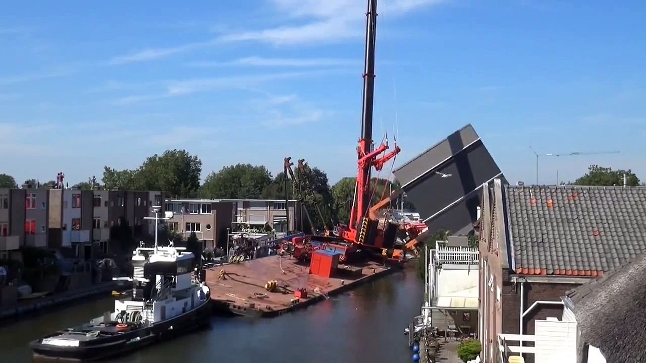 2 cranes collapse during bridge component placement in the Netherlands
