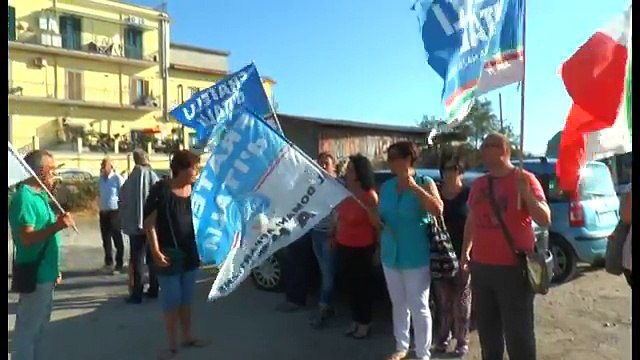 Napoli - Bagnoli, presidio di Fdi-An: accuse a de Magistris e Renzi (28.07.15)