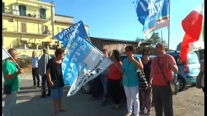 Napoli - Bagnoli, presidio di Fdi-An: accuse a de Magistris e Renzi  (28.07.15)