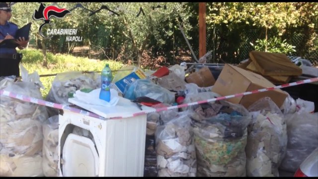 Napoli - Lavoro nero, in un opificio dei clandestini dormivano sopra wc (01.08.15)