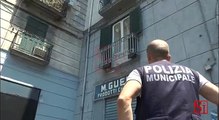 Napoli - Crolla balcone a Porta Nolana, tre feriti: uno in codice rosso (19.07.15)