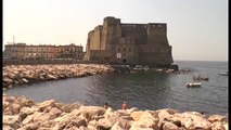 Napoli - Castel dell'Ovo, si tuffa e finisce su scogli: 17enne in rianimazione (18.07.15)