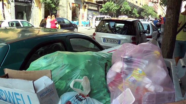 Napoli - I turisti costretti ad ammirare il degrado del centro storico (25.07.15)