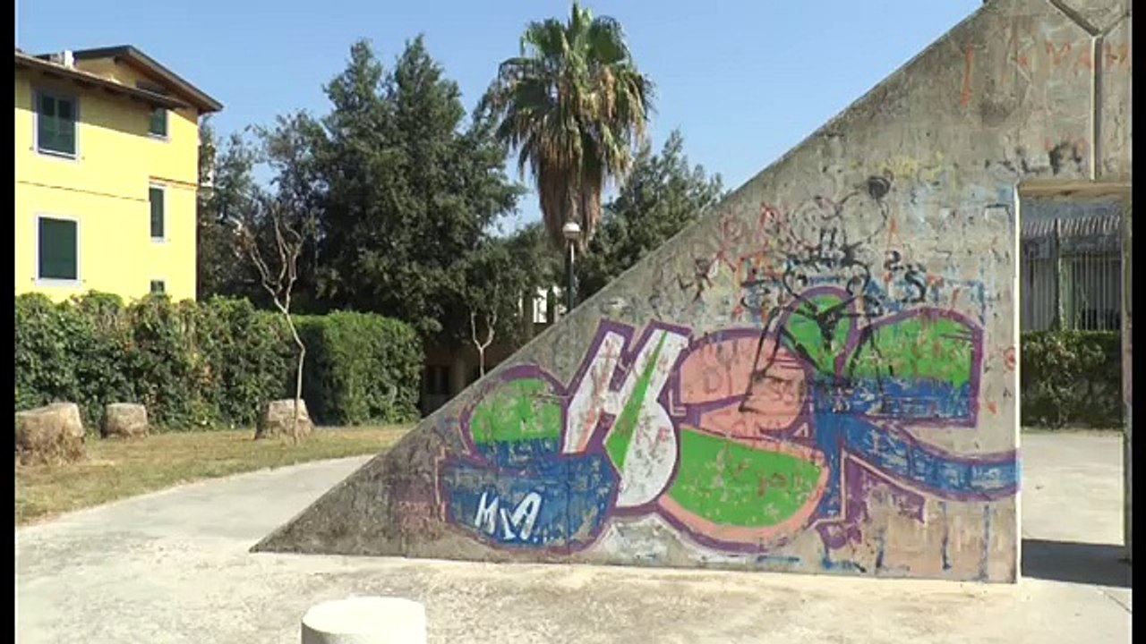 Napoli - Il parco giochi "Musella" di Piscinola pericoloso per i bambini (17.07.15)