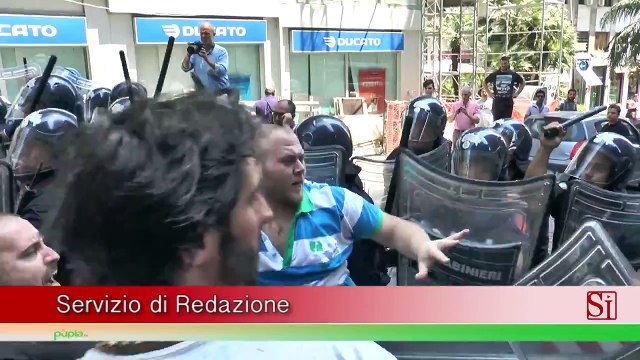 Napoli - Proteste contro Noi Salvini , la polizia carica (15.07.15)