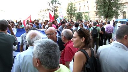 Napoli scende in piazza per la Grecia: "A Te Na poli" (01.07.15)