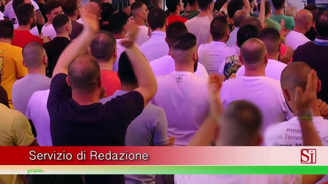 Napoli - Clementino canta per i detenuti: Una mezz'ora di sorrisi (01.07.15)