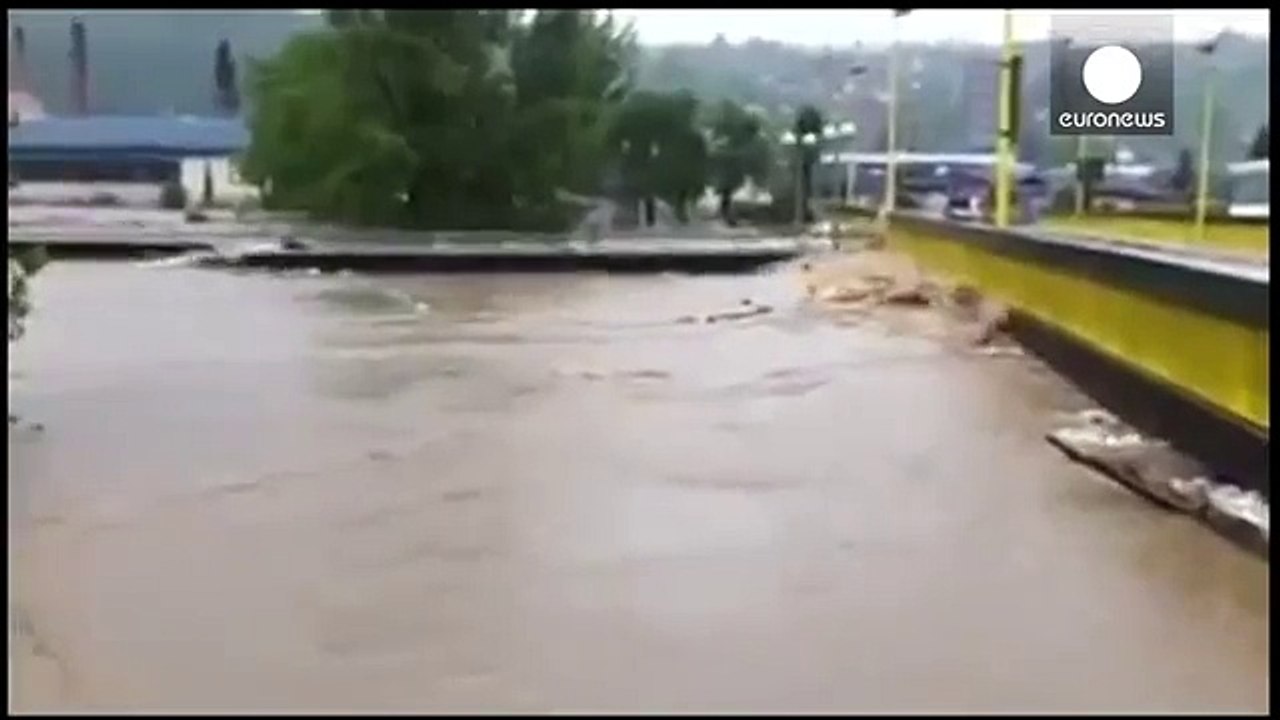 Bridge crashes into bridge on flooded river in Bosnia - caught on camera