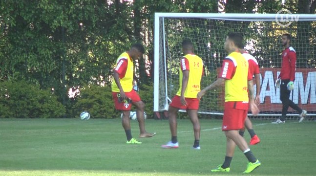 Michel Bastos corta o pé e abandona treino do São Paulo