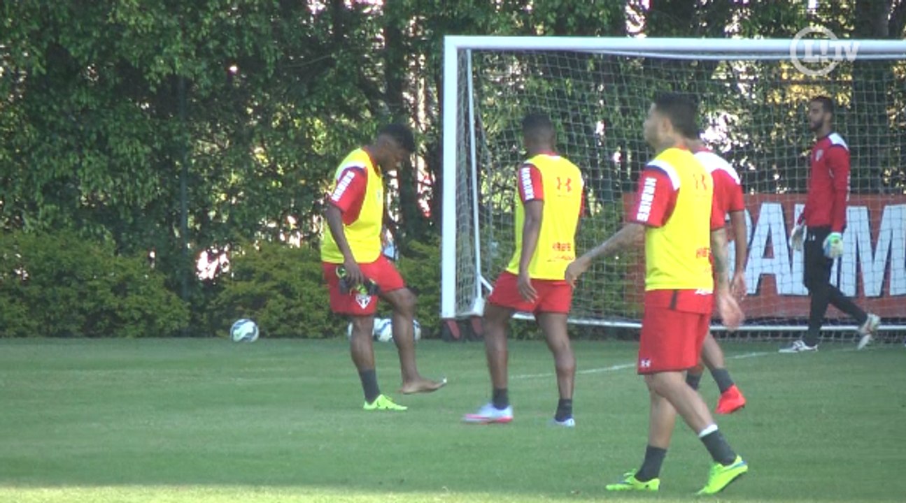 Michel Bastos corta o pé e abandona treino do São Paulo