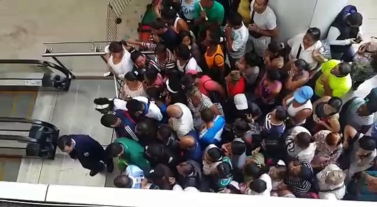 Usuarios rompen escalera mecánica al correr por productos regulados en Millenium Mall