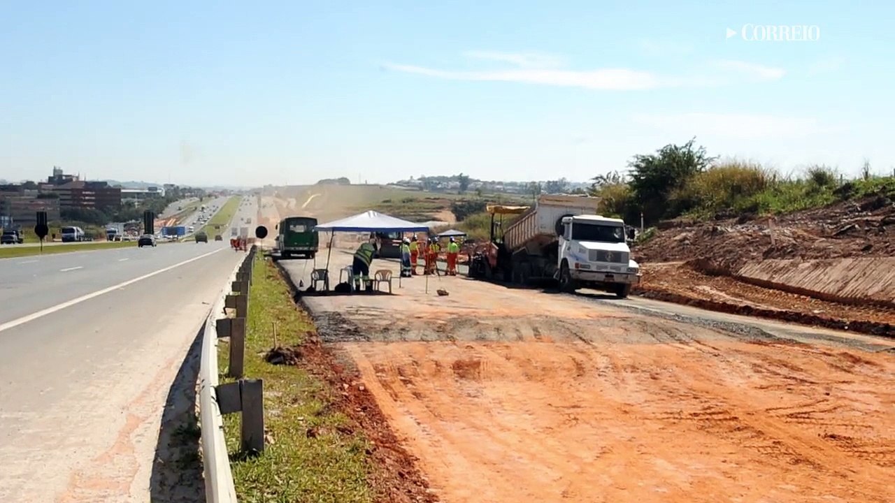 Obra na D. Pedro tira da pista central carros que querem acessar cidade