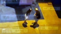 ‫فيديو صادم.. رجل يركع أمام امرأة وهي تركله‬‎