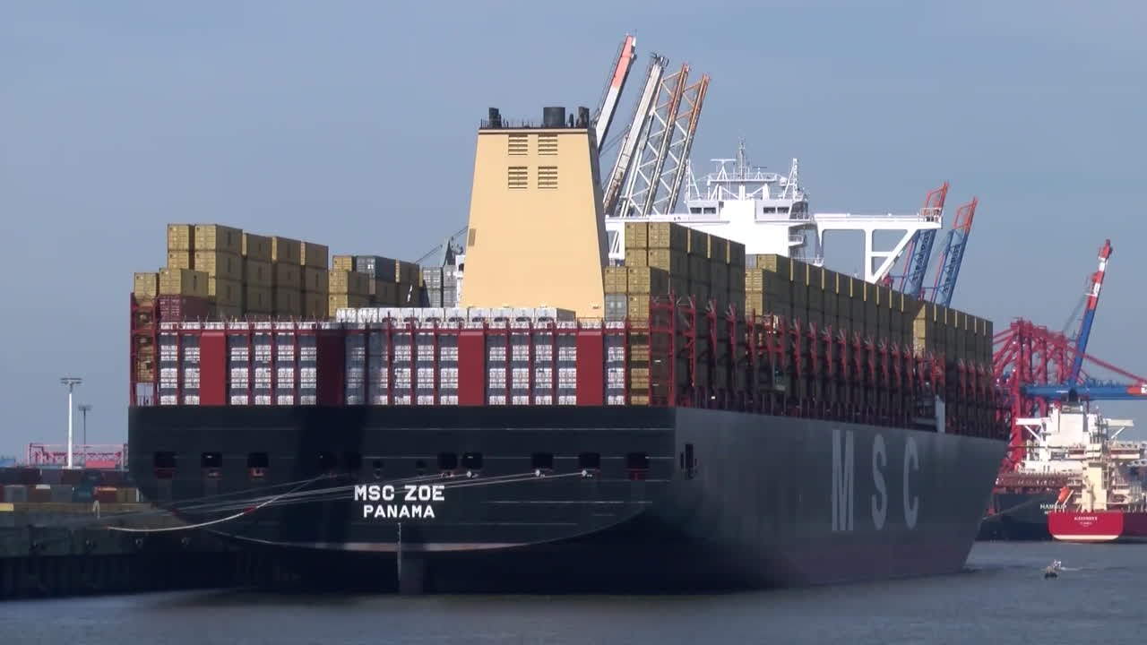 Größtes Containerschiff der Welt in Hamburg getauft