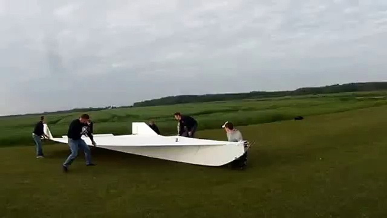 Another Spectacular HUGE RC plane. 32 square meter delta wing SLOW