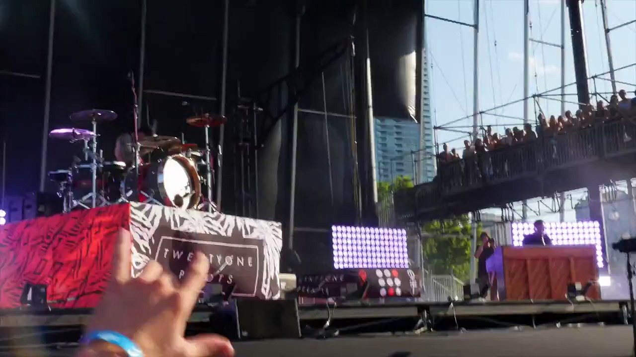 Twenty One Pilots - Tear In My Heart Lollapalooza 2015