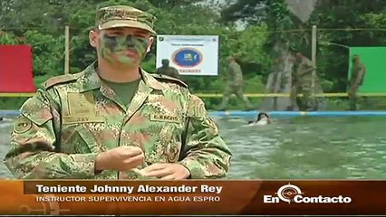 Entrenamiento de supervivencia y combate en el agua de los soldados del Ejército Nacional