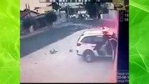 Viatura da policia batendo de frente com moto de ladrões em fuga