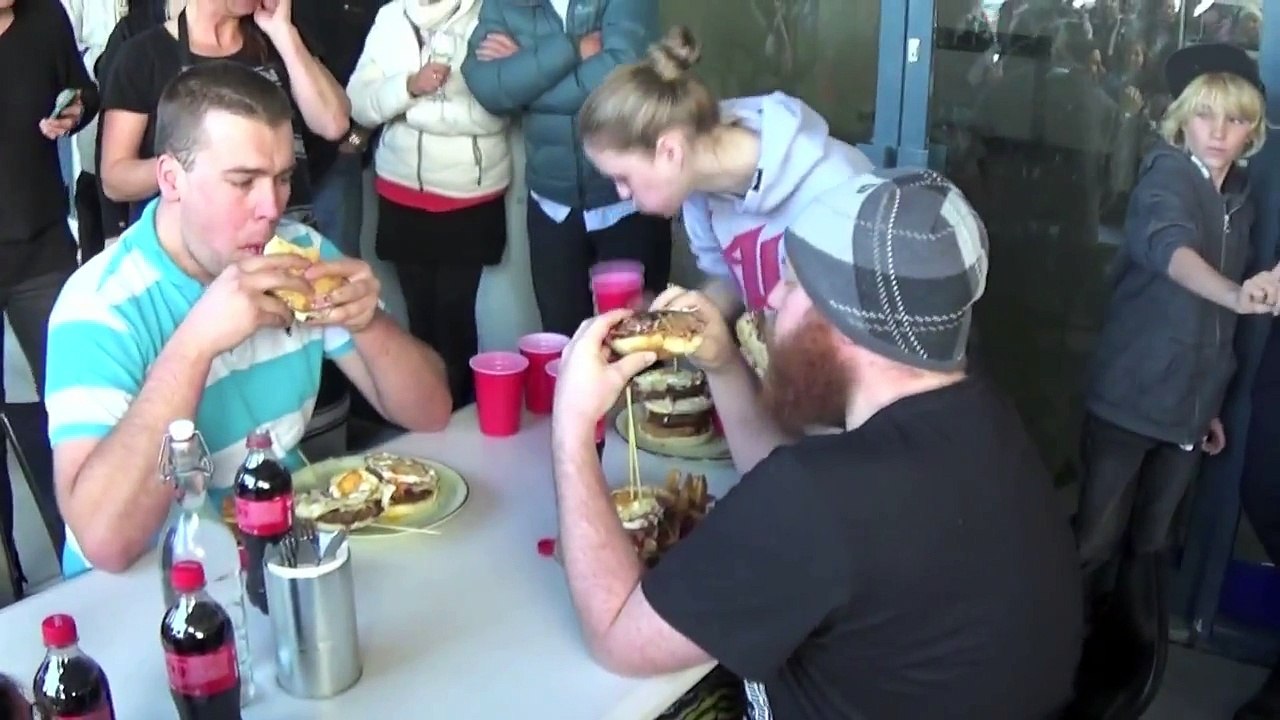 Model Demolishes 1kg Burger to Blitz Competition