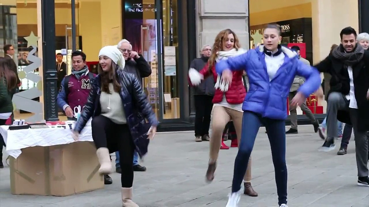 Flashmob marry you bruno mars proposal Tony & Sara piazza Cordusio Milano