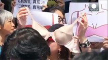 اعتراض به رای دادگاه در هنگ کنگ با پوشیدن سینه بند