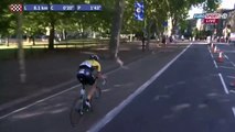 Un cycliste gêné par un motard sur une course à Londres