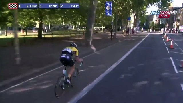 Un cycliste gêné par un motard sur une course à Londres