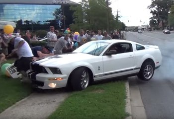 Un étudiant veut faire un dérapage avec sa Mustang mais rate son coup