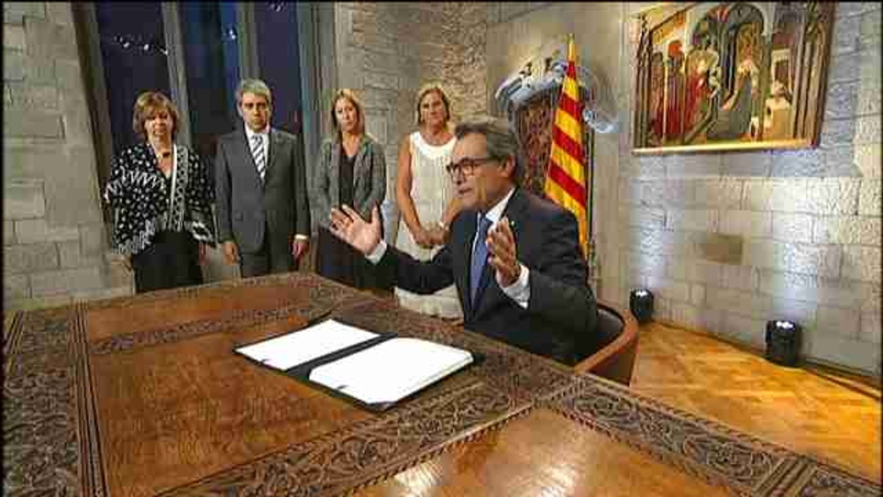 Mas convoca elecciones con un decreto ordinario, pero "diferentes en el fondo"