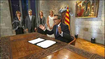 Mas convoca elecciones con un decreto ordinario, pero "diferentes en el fondo"