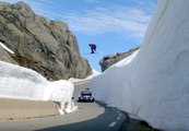 Une course folle sur une montagne entre un pilote de rallye et un champion de ski
