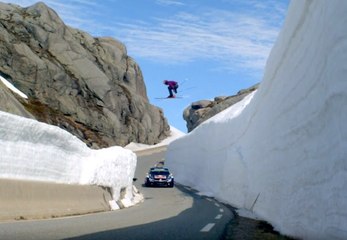 Une course folle sur une montagne entre un pilote de rallye et un champion de ski