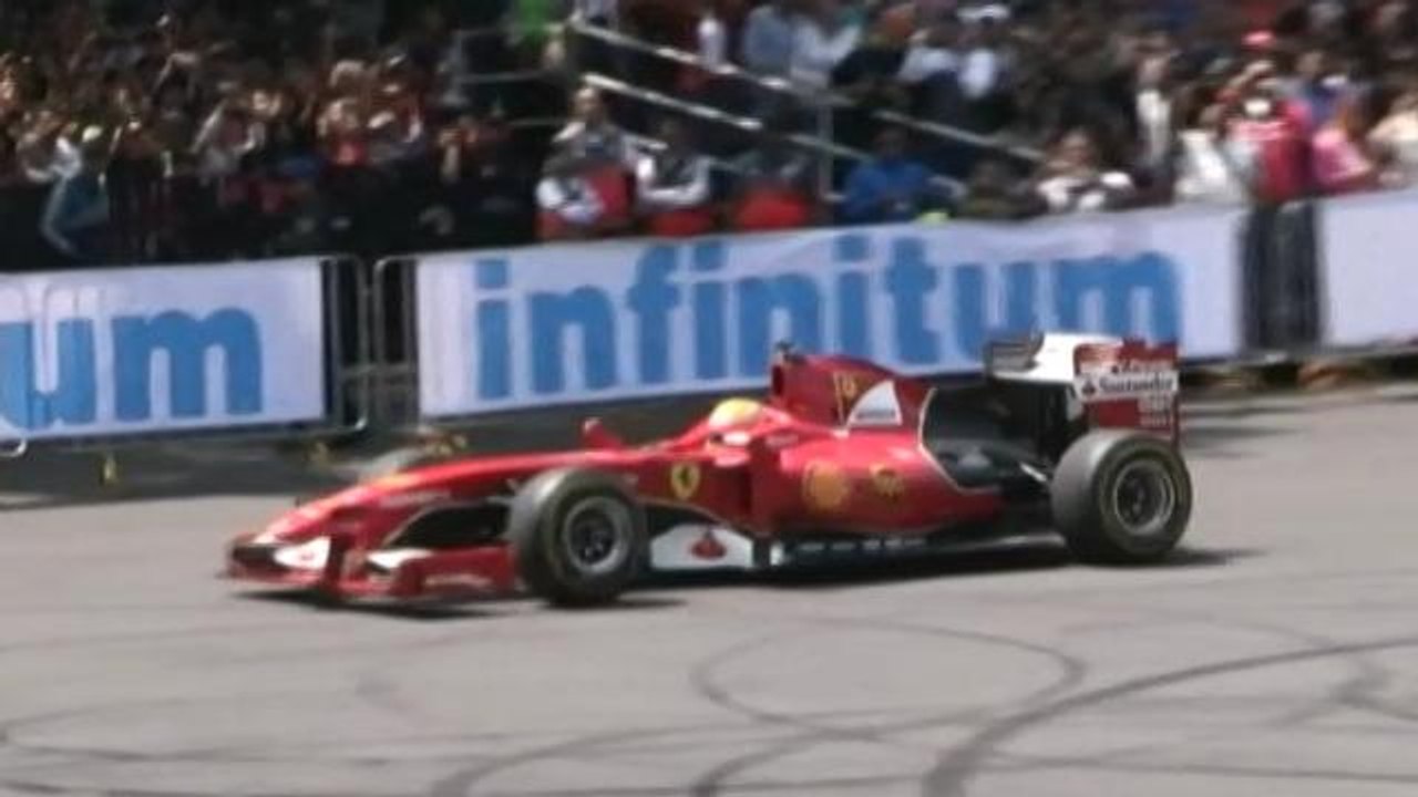 El piloto de Fórmula 1, Esteban Gutiérrez, exhibe su Ferrari F60 en México