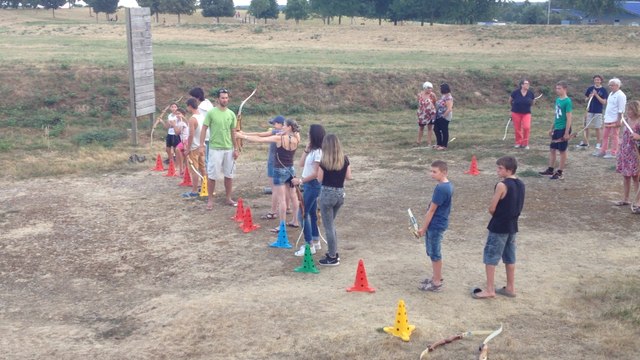 Initiation au tir à l'arc par le service Jeunesse