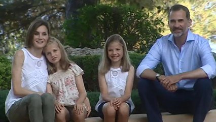 Los reyes de España inician sus vacaciones con tradicional posado familiar