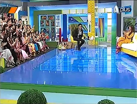 Sahir Lodhi kissed and hugged Reema Khan on Live Tv
