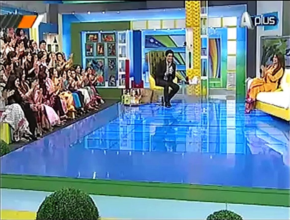 Sahir Lodhi kissed and hugged Reema Khan on Live Tv