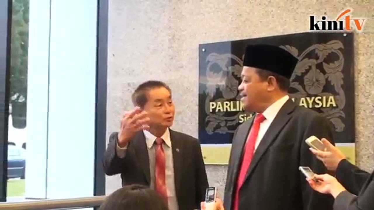 Isu Esscom: MP, menteri tikam lidah di lobi parlimen