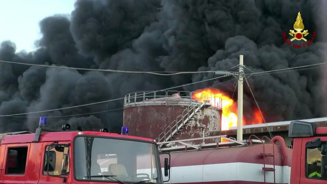 Palermo - In fiamme deposito di carburanti nel quartiere Brancaccio (04.08.15)
