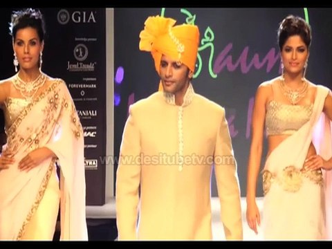 IIJW 2015 : Karanvir Bohra On Ramp For Monica Kapoor Show | Day 1