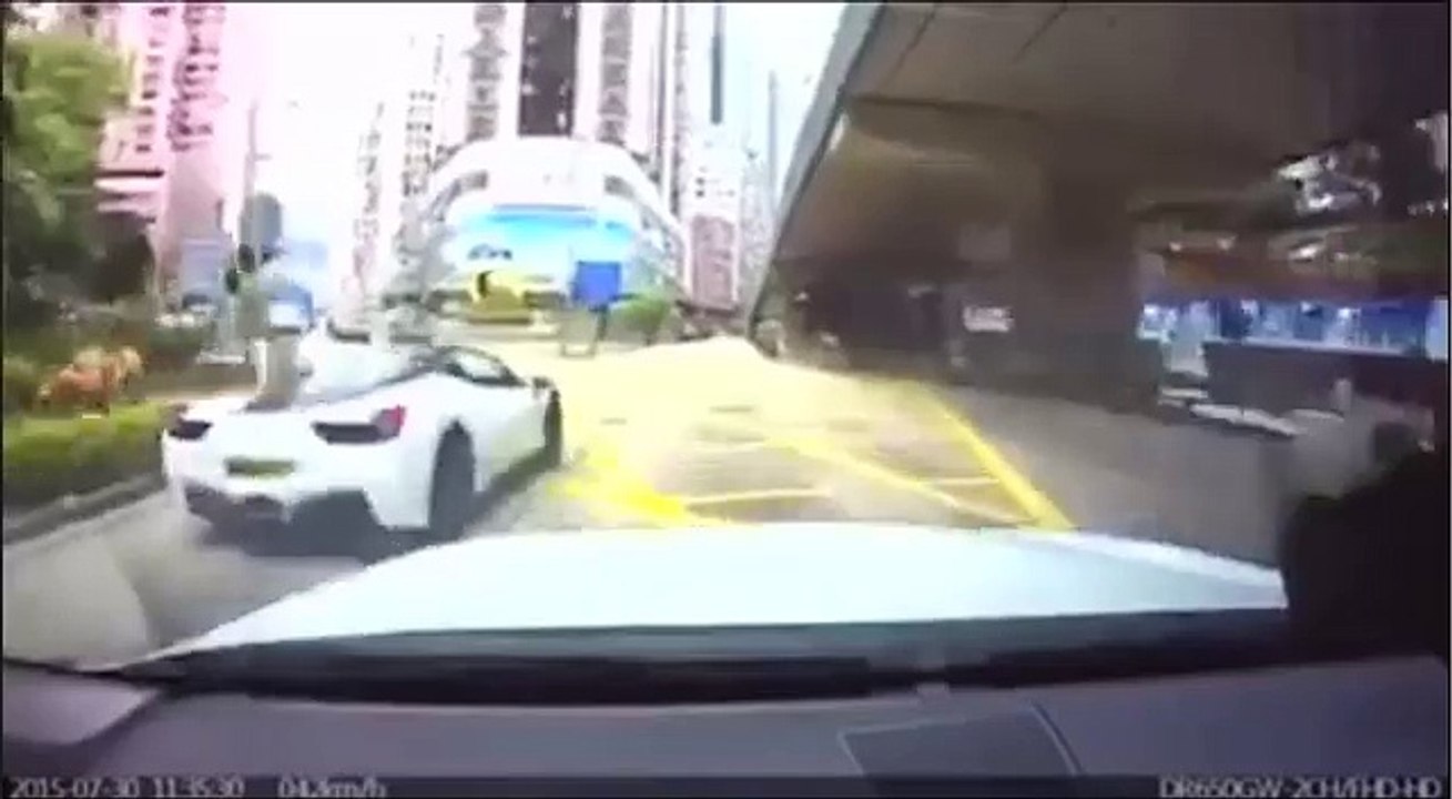Ferrari 458 Italia Crashes Into Nissan Elgrand in Hong Kong