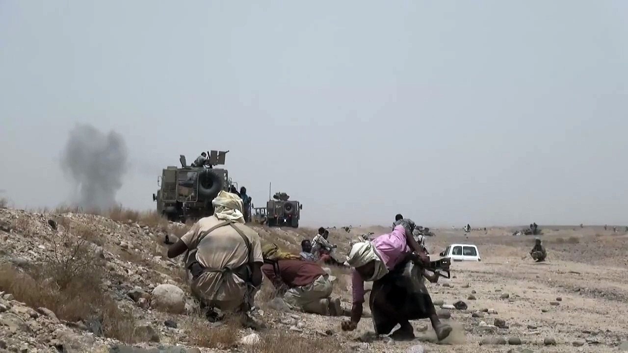 Forças do governo reconquistam base militar no Iêmen