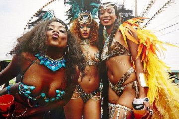 Rihanna de lo más 'hot' y de carnaval en Barbados