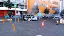 Taksim'de demir dubaya çarpan otomobil yandı