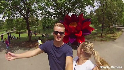 Couple travelling Asia and Singapour making high five's!!