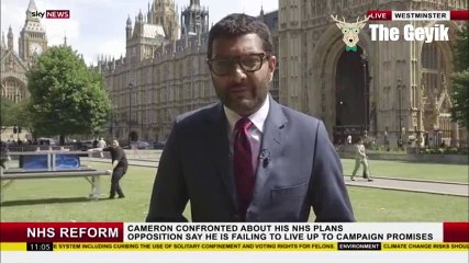 Muhabirin Arkasında Kendi Sihirbazlık Gösterisini Yapan Gençler