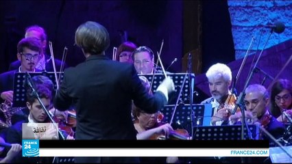 لبنان: خشبة المسرح لجمع ما فرقته السياسة والطائفية