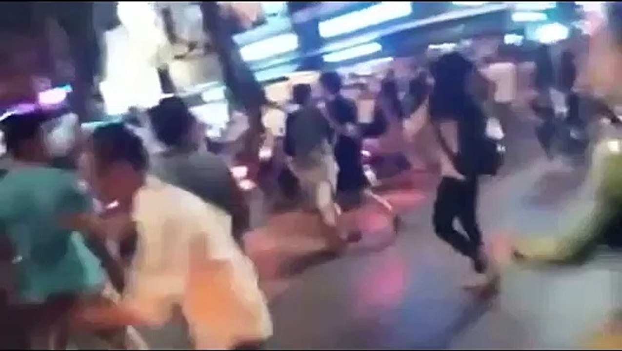 Bị chê xấu, 2 hotgirl hẹn nhau "giải quyết" gây náo loạn đường phố