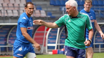 Alan Lewis arbitre la séance d'entrainement
