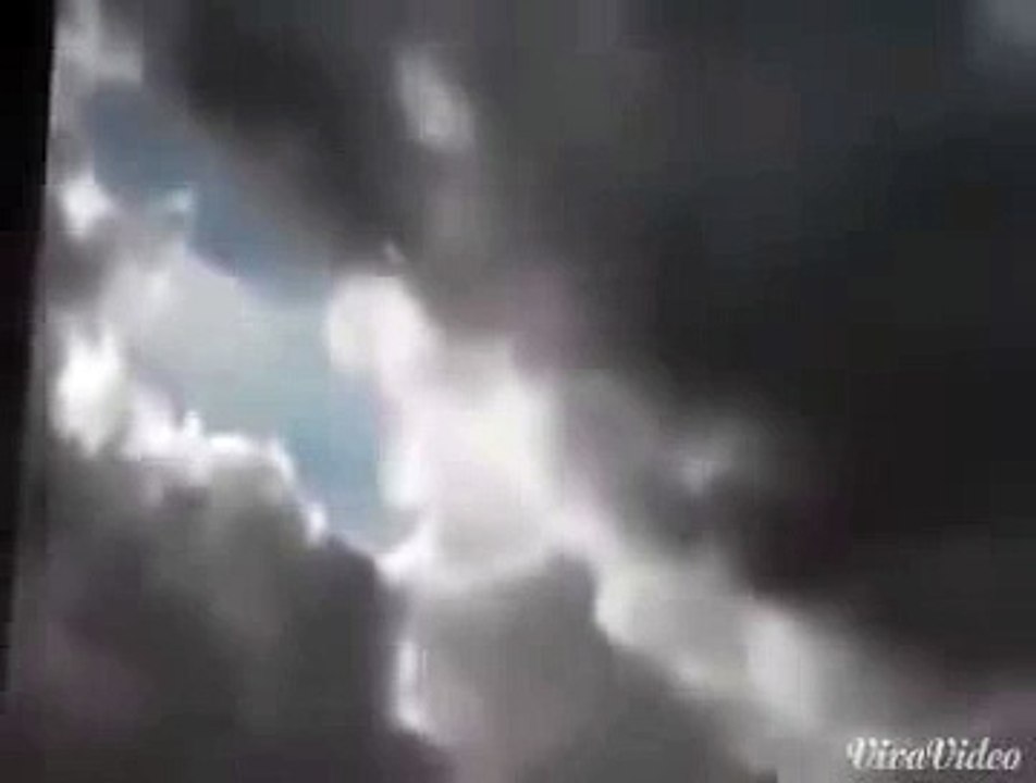 طيار هندي الجنسيه يصور الغيوم بالكويت امس وبالصدفه لمح هالاشياء يقال انهم #الملائكه والله اعلم سبحان الله لا اله الا الله هذا والله اعلم.